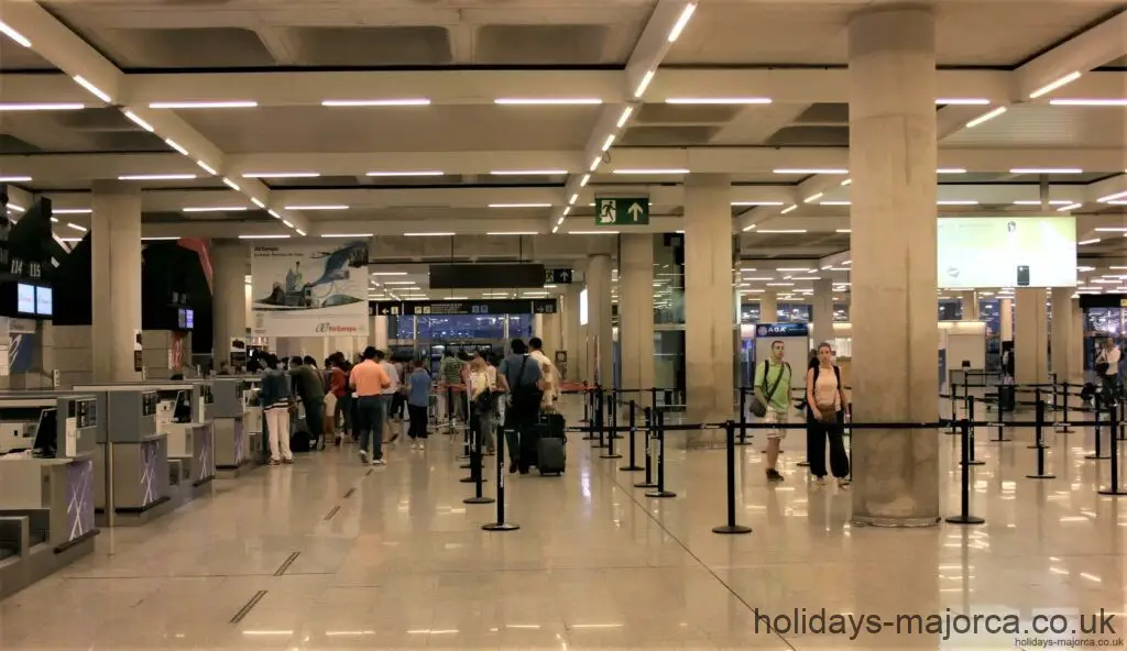 People at the check-in desks at Palma airport