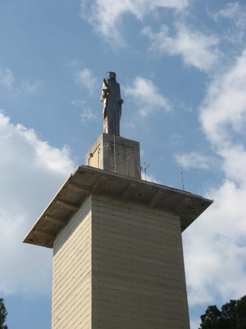 Distant view of Na Burguesa statue with plint and column