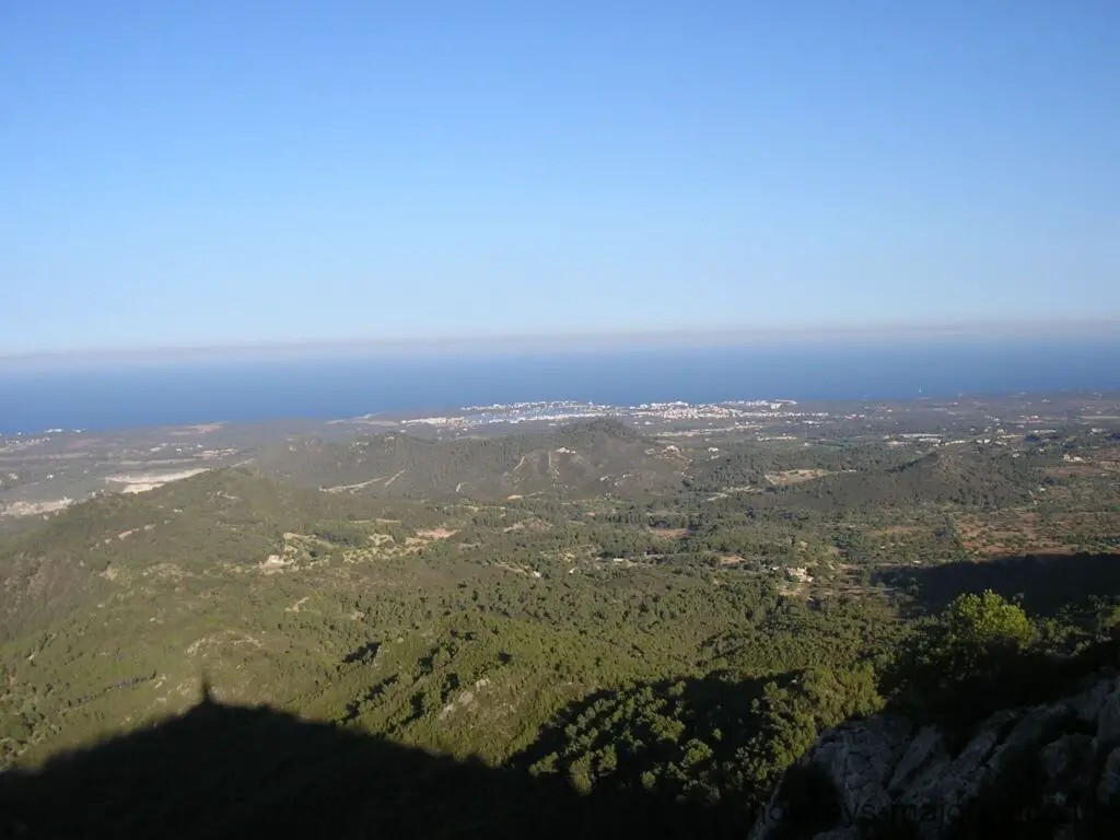 Blick auf Portocolom und die umliegende Landschaft und das Meer von Sant Salvador Mallorca
