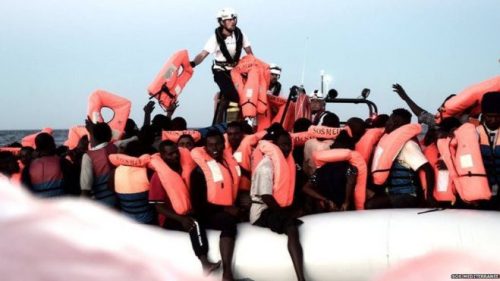 Immigrants arrive from the Aquarius