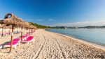 Alcudia über den Strand mit Liegestühlen und Sonnenschirmen